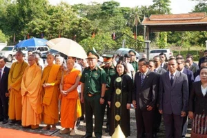 Tham dự lễ dâng hương có đông đảo kiều bào, tăng ni, phật tử, đại diện chính quyền địa phương, đại diện các cơ quan Việt Nam bên cạnh Đại sứ quán. (Ảnh: Xuân Sơn)
