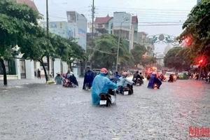 Từ sáng sớm, người dân Nam Định đã phải lội nước để đi làm.