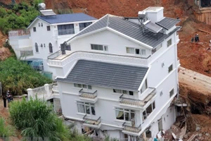 Rạng sáng 29/6, tại hẻm 36, đường Hoàng Hoa Thám (phường 10, thành phố Đà Lạt, Lâm Đồng) đã xảy ra 1 vụ sạt lở kinh hoàng. Mưa lớn làm vỡ bờ kè bêtông từ trên cao, làm đất đá tràn xuống 4 ngôi nhà phía dưới trong khu vực, trong đó có 2 ngôi nhà bị phá hủy hoàn toàn. (Ảnh: Chu Quốc Hùng/TTXVN)