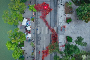 Hơn 1.000 phụ nữ mặc áo dài xếp hình bản đồ Việt Nam.