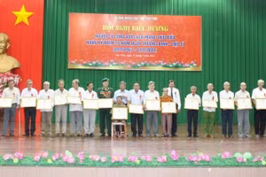 Người có công với cách mạng tiêu biểu, có thành tích xuất sắc nhận Bằng khen của Chủ tịch UBND tỉnh Trà Vinh.