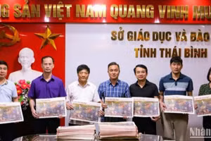 Sở Giáo dục và Đào tạo tỉnh Thái Bình tiếp nhận 300 ấn phẩm tranh panorama Chiến dịch Điện Biên Phủ do Văn phòng đại diện Báo Nhân Dân tại tỉnh Thái Bình trao tặng.