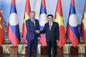 Chủ tịch nước Tô Lâm và Chủ tịch Quốc hội Lào Saysomphone Phomvihane. (Ảnh: Nhan Sáng/TTXVN)