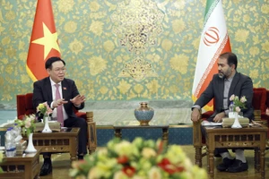 Chủ tịch Quốc hội Vương Đình Huệ tiếp Tỉnh trưởng Isfahan Reza Mortazavi. (Ảnh: Doãn Tấn/TTXVN)