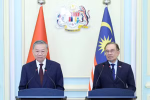 Tổng Bí thư Tô Lâm với Thủ tướng Malaysia Anwar Ibrahim tại buổi họp báo. (Ảnh: Thống Nhất/TTXVN)