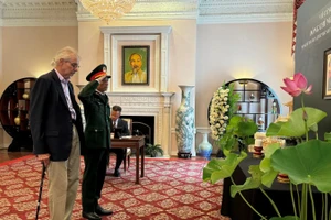 Một học giả người Mỹ yêu Việt Nam viếng Tổng Bí thư Nguyễn Phú Trọng. (Ảnh: Kiều Trang/TTXVN)