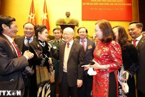 Tổng Bí thư Nguyễn Phú Trọng với đại biểu dự Hội nghị Văn hóa toàn quốc triển khai thực hiện Nghị quyết Đại hội Đại biểu toàn quốc lần thứ XIII của Đảng (Hà Nội, 24/11/2021). (Ảnh: Trí Dũng/TTXVN)