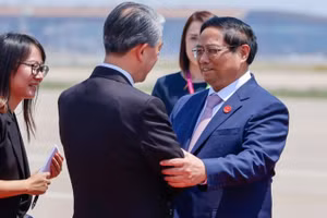 Đại sứ Trung Quốc tại Việt Nam Hùng Ba đón Thủ tướng Phạm Minh Chính tại sân bay quốc tế Thủ đô Bắc Kinh. (Ảnh: Nhật Bắc)