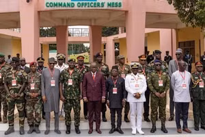 Các đại biểu chụp ảnh chung tại Hội nghị bất thường của ECOWAS ở Accra, Ghana, ngày 17/8/2023. (Ảnh: AFP/TTXVN)