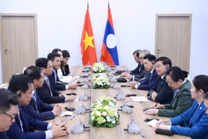 Thủ tướng Chính phủ Phạm Minh Chính hội kiến Tổng Bí thư, Chủ tịch nước Lào Thongloun Sisoulith. (Ảnh: Dương Giang/TTXVN)