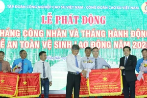 Lãnh đạo ngành cao-su trao Cờ thi đua xuất sắc trong công tác an toàn vệ sinh lao động cho các đơn vị.
