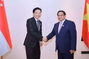 Thủ tướng Phạm Minh Chính và Thủ tướng Singapore Lawrence Wong. (Ảnh: Nhật Bắc/VGP)