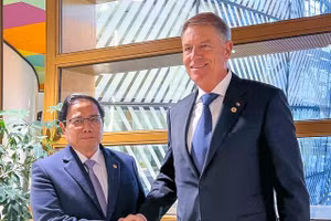 Thủ tướng Chính phủ Phạm Minh Chính gặp với Tổng thống Romania Klaus Iohannis. (Ảnh: VGP/Nhật Bắc)