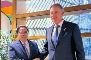 Thủ tướng Chính phủ Phạm Minh Chính gặp với Tổng thống Romania Klaus Iohannis. (Ảnh: VGP/Nhật Bắc)