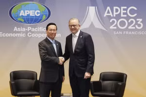 Chủ tịch nước Võ Văn Thưởng gặp Thủ tướng Australia Anthony Albanese. (Ảnh: Thống Nhất/TTXVN)