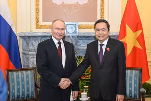 Chủ tịch Quốc hội Trần Thanh Mẫn và Tổng thống Liên bang Nga Vladimir Putin chụp ảnh lưu niệm tại buổi hội kiến.