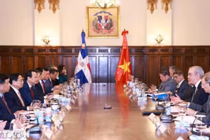 Thủ tướng Phạm Minh Chính hội đàm với Tổng thống Dominica Luis Abinader Corona. (Ảnh: Dương Giang/TTXVN)