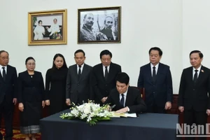 Chủ tịch nước Lương Cường ghi sổ tang chia buồn tưởng nhớ đồng chí Đại tướng Khamtay Siphandone. (Ảnh: THỦY NGUYÊN)