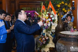 Chủ tịch Quốc hội Vương Đình Huệ dâng hương tưởng niệm Chủ tịch Hồ Chí Minh tại Khu di tích Kim Liên. (Ảnh: DUY LINH)