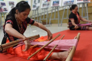 Nghệ nhân trình diễn dệt thổ cẩm tại chương trình.