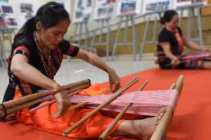 Nghệ nhân trình diễn dệt thổ cẩm tại chương trình.