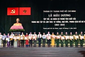 Lãnh đạo Thành phố trao Bằng khen cho các cá nhân. (Ảnh: Quốc Thanh)