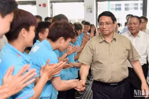 Các cầu thủ đội bóng đá nữ Việt Nam đón Thủ tướng Phạm Minh Chính.
