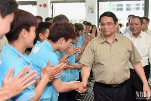 Các cầu thủ đội bóng đá nữ Việt Nam đón Thủ tướng Phạm Minh Chính.