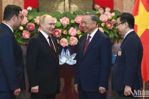 Chủ tịch nước Tô Lâm và Tổng thống Liên bang Nga Vladimir Putin trao đổi trước buổi hội đàm.