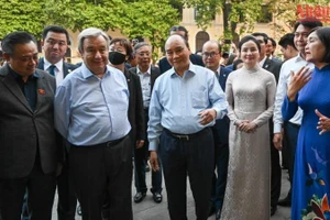 Chủ tịch nước Nguyễn Xuân Phúc và Tổng Thư ký Liên hợp quốc Antonio Guterres cùng các đại biểu nghe giới thiệu về di tích Đền Ngọc Sơn.