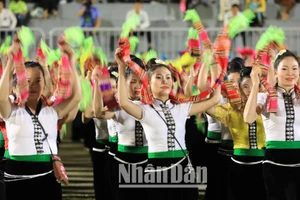 Dân tộc Thái nói chung, dân tộc Thái đen ở bản Che Căn, xã Mường Phăng, huyện Điện Biên nói riêng vẫn giữ được nhiều phong tục, tập quán, nếp sống, lễ hội mang đậm bản sắc truyền thống.