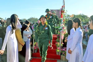 Các tân binh hăng hái lên đường làm nhiệm vụ xây dựng và bảo vệ Tổ quốc.