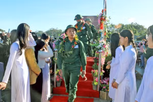 Các tân binh hăng hái lên đường làm nhiệm vụ xây dựng và bảo vệ Tổ quốc.