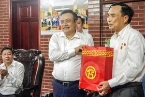 Chủ tịch UBND thành phố Hà Nội Trần Sỹ Thanh thăm hỏi, tặng quà gia đình thương binh Nguyễn Xuân Trường (Ảnh: Phú Khánh).