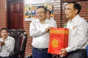 Chủ tịch UBND thành phố Hà Nội Trần Sỹ Thanh thăm hỏi, tặng quà gia đình thương binh Nguyễn Xuân Trường (Ảnh: Phú Khánh).