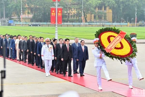 Các đồng chí lãnh đạo Đảng, Nhà nước cùng các đại biểu Quốc hội vào Lăng viếng Chủ tịch Hồ Chí Minh. Vòng hoa của đoàn mang dòng chữ “Đời đời nhớ ơn Chủ tịch Hồ Chí Minh vĩ đại - Quốc hội nước CHXHCN Việt Nam khóa XV - Kỳ họp thứ 7”.