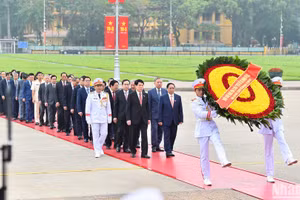 Các đồng chí lãnh đạo Đảng, Nhà nước cùng các đại biểu Quốc hội vào Lăng viếng Chủ tịch Hồ Chí Minh. Vòng hoa của đoàn mang dòng chữ “Đời đời nhớ ơn Chủ tịch Hồ Chí Minh vĩ đại - Quốc hội nước CHXHCN Việt Nam khóa XV - Kỳ họp thứ 7”.