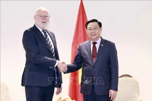 Chủ tịch Quốc hội Vương Đình tiếp ông Mike Cronin, Giám đốc điều hành phụ trách các vấn đề hợp tác Tập đoàn Fonterra. (Ảnh: TTXVN)