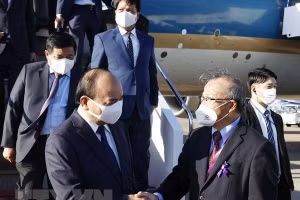 Chủ tịch nước Nguyễn Xuân Phúc tới sân bay quốc tế Haneda (Tokyo), bắt đầu tham dự các hoạt động của Lễ Quốc tang cố Thủ tướng Abe Shinzo. (Ảnh: Thống Nhất/TTXVN)