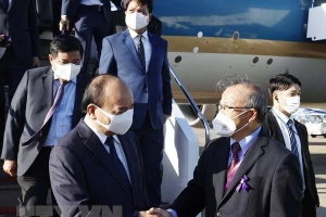 Chủ tịch nước Nguyễn Xuân Phúc tới sân bay quốc tế Haneda (Tokyo), bắt đầu tham dự các hoạt động của Lễ Quốc tang cố Thủ tướng Abe Shinzo. (Ảnh: Thống Nhất/TTXVN)