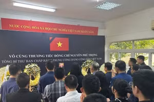 Trong không khí trang nghiêm, xúc động, Đại sứ và cán bộ, nhân viên Đại sứ quán và cộng đồng người Việt tại Tanzania đã dành một phút mặc niệm tưởng nhớ và tiễn biệt Tổng Bí thư Nguyễn Phú Trọng. (Ảnh: TTXVN phát)
