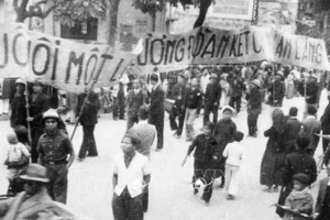 Nhân dân lao động Thủ đô cổ động cho ngày Tổng tuyển cử đầu tiên. (Ảnh: Tư liệu TTXVN)