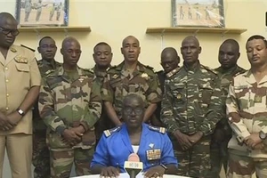 Đại tá Amadou Abdramane (ngồi), Người Phát ngôn của Hội đồng Quốc gia Bảo vệ Tổ quốc (CNSP) tại Niger, tuyên bố đảo chính trên truyền hình quốc gia ngày 26/7. (Ảnh: AFP/TTXVN)