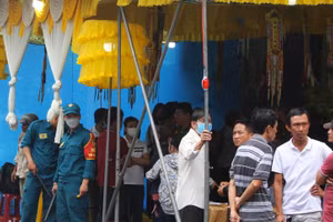 Lực lượng dân quân tự vệ trực tại gia đình nạn nhân bảo đảm an ninh trật tự.