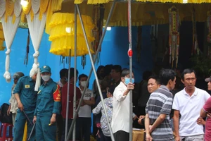 Lực lượng dân quân tự vệ trực tại gia đình nạn nhân bảo đảm an ninh trật tự.