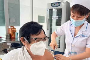 Phó Chủ tịch Ủy ban nhân dân tỉnh Đồng Nai Nguyễn Sơn Hùng tiêm vaccine phòng Covid-19 mũi 4.