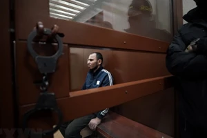 Một nghi phạm vụ tấn công nhà hát trong trung tâm thương mại Crocus City Hall ở ngoại ô Moskva (Nga), tại phiên xét xử của Tòa án quận Basmanny, ngày 24/3/2024. (Ảnh: AFP/TTXVN)