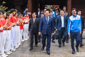 Chủ tịch Quốc hội Vương Đình Huệ cùng các đại biểu với các bạn đoàn viên, thanh niên tại Khu di tích Quốc gia đặc biệt Kim Liên. (Ảnh: Duy Linh)