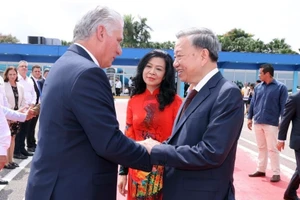 Bí thư thứ nhất Đảng Cộng sản Cuba, Chủ tịch Cuba Miguel Diaz Canel Bermudez tiễn Tổng Bí thư, Chủ tịch nước Tô Lâm và phu nhân tại Sân bay quốc tế Jose Marti ở Thủ đô La Habana, trưa 27/9/2024 (giờ địa phương). (Ảnh: Lâm Khánh/TTXVN)