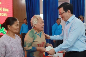 Đồng chí Mai Văn Chính trao quà Tết cho gia đình chính sách có hoàn cảnh khó khăn trên địa bàn thành phố Tân An, Long An. 